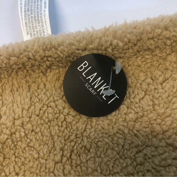 Blanket Scarf Women’s Soft & Thick One Size Camel Color Neutral Fuzzy Faux Fur - Picture 4 of 6